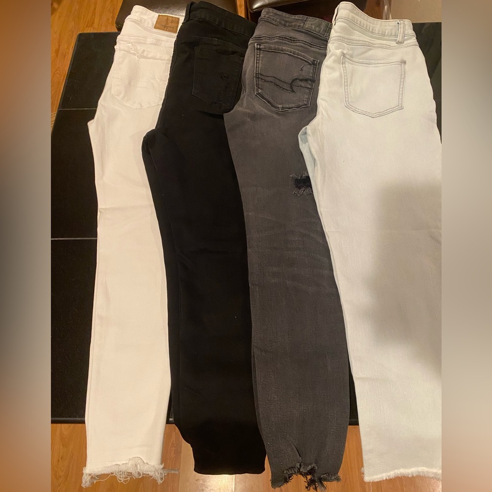 4 pairs of Women’s skinny jeans bundle.